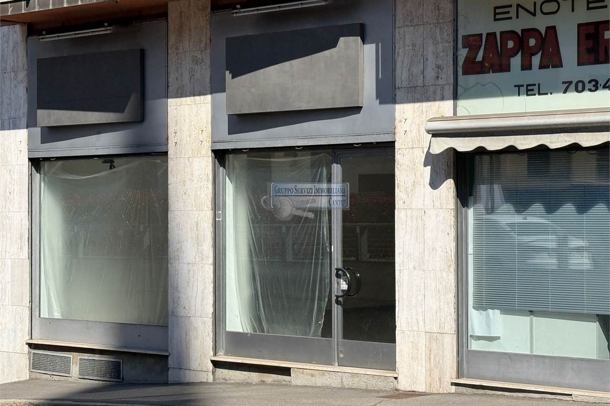 Libero fronte strada con vetrine