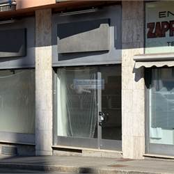 Libero fronte strada con vetrine