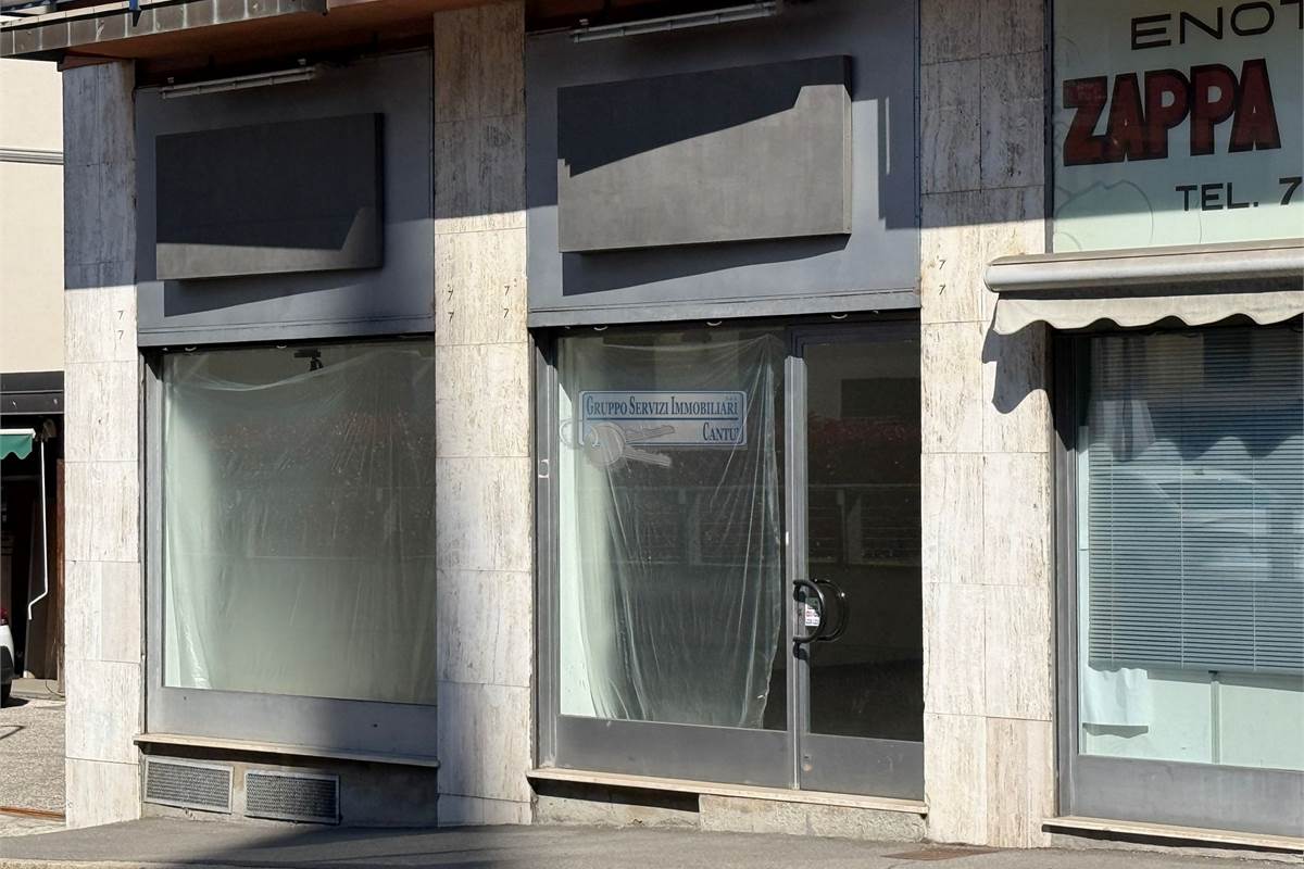 Libero fronte strada con vetrine