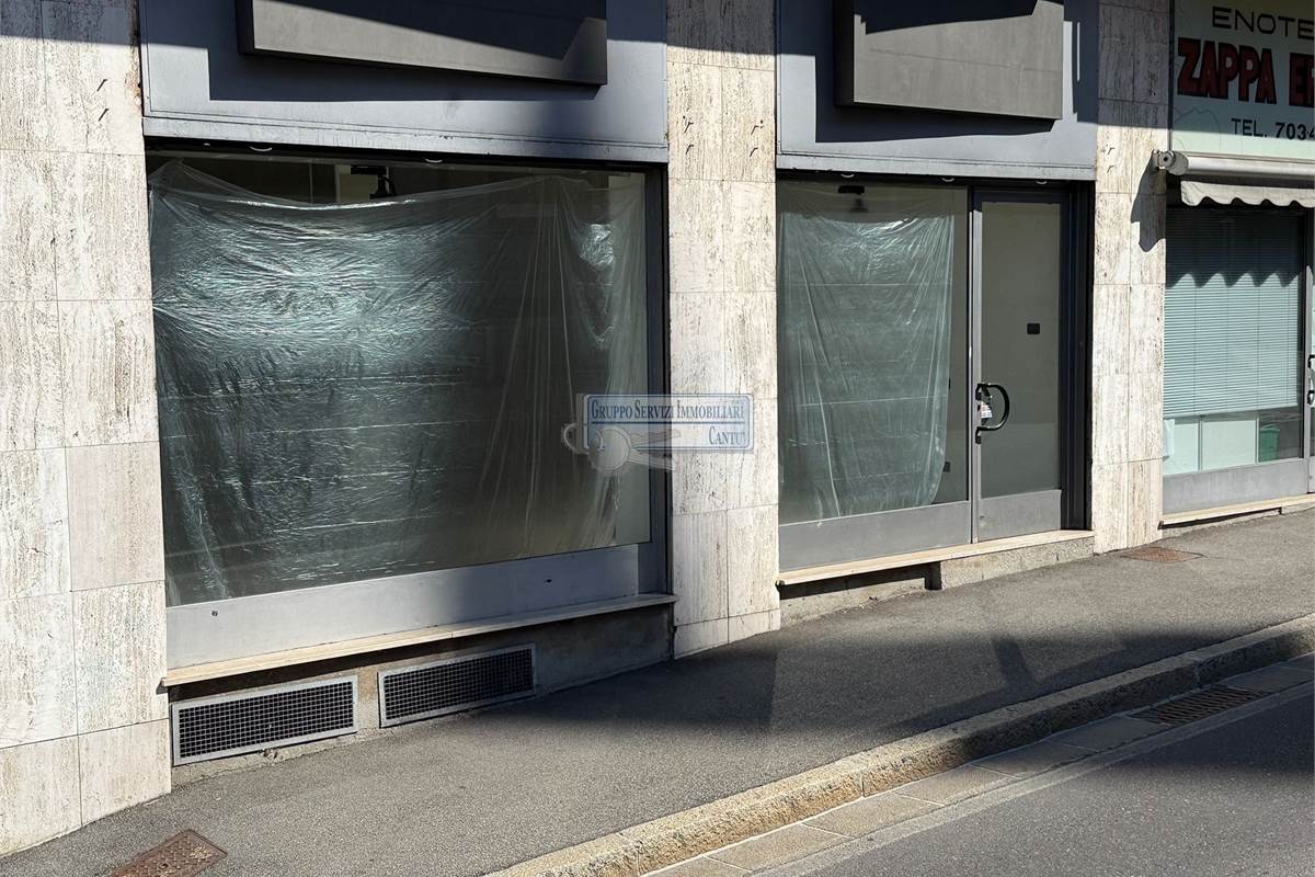 Libero fronte strada con vetrine