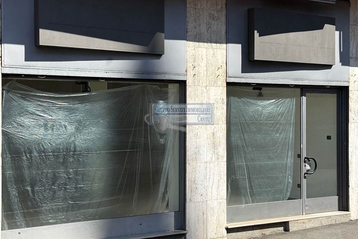 Libero fronte strada con vetrine