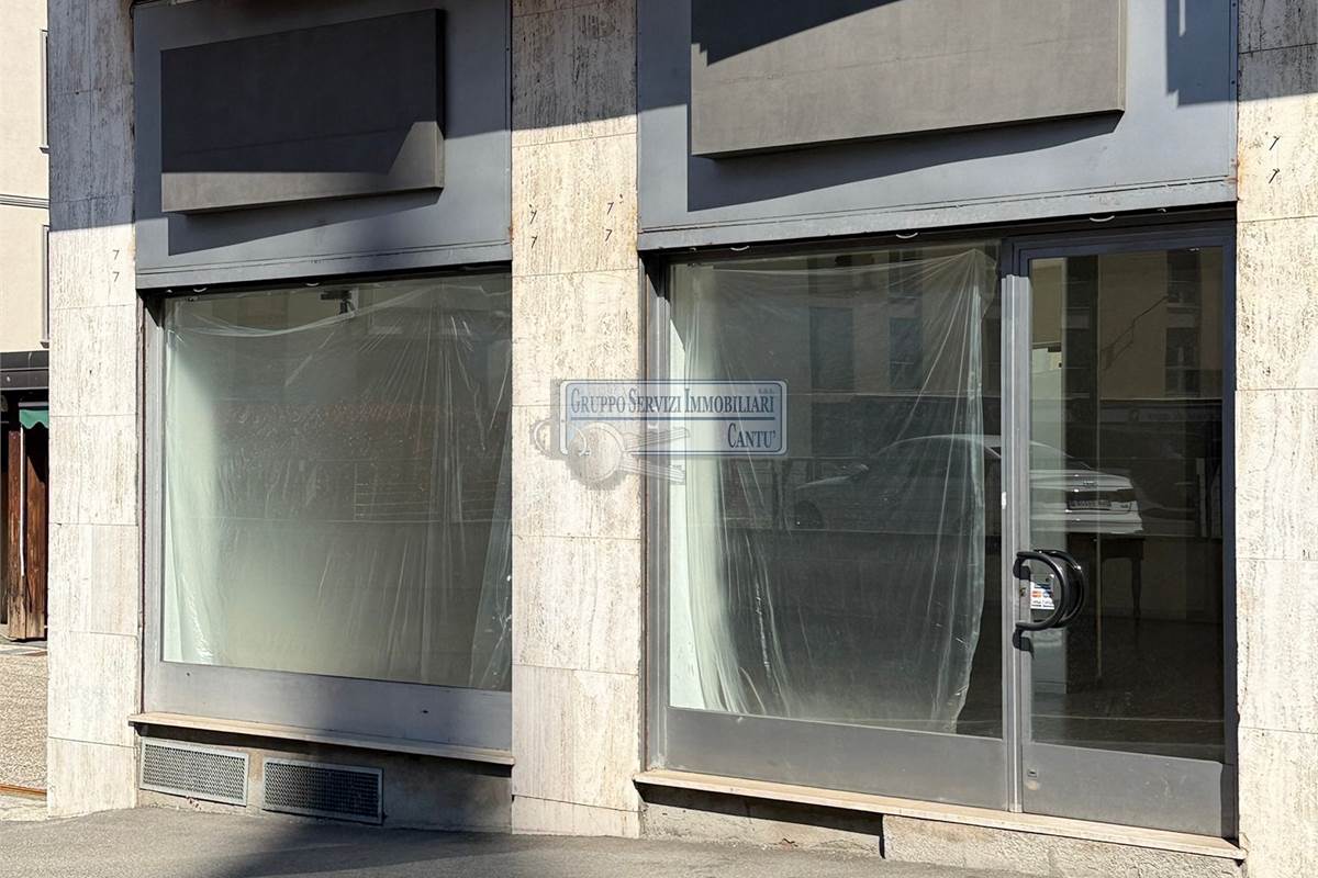 Libero fronte strada con vetrine