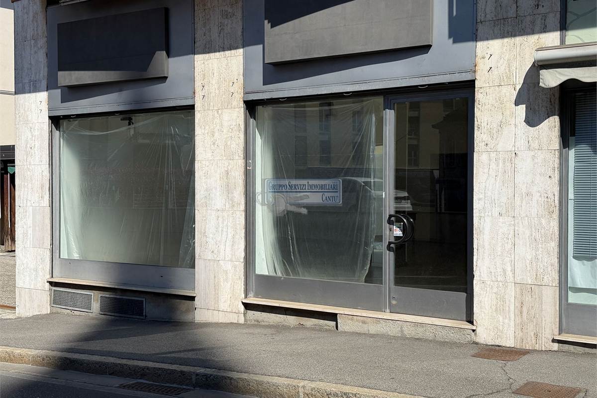 Libero fronte strada con vetrine