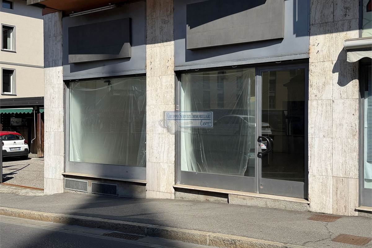 Libero fronte strada con vetrine
