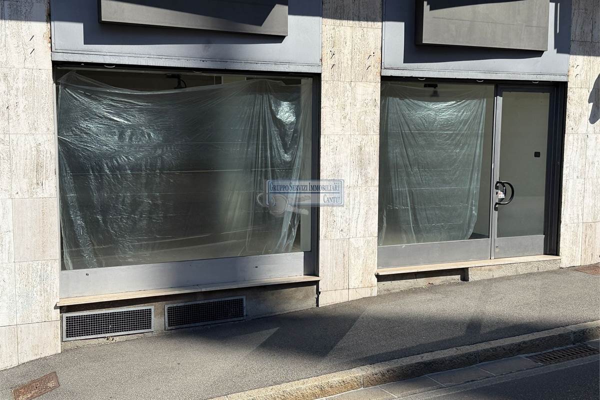 Libero fronte strada con vetrine