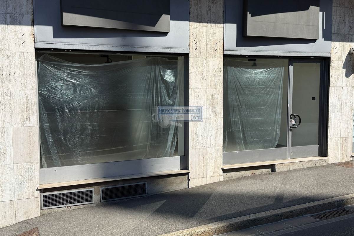 Libero fronte strada con vetrine