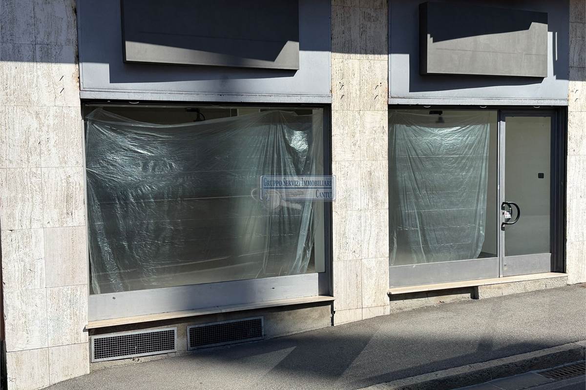 Libero fronte strada con vetrine