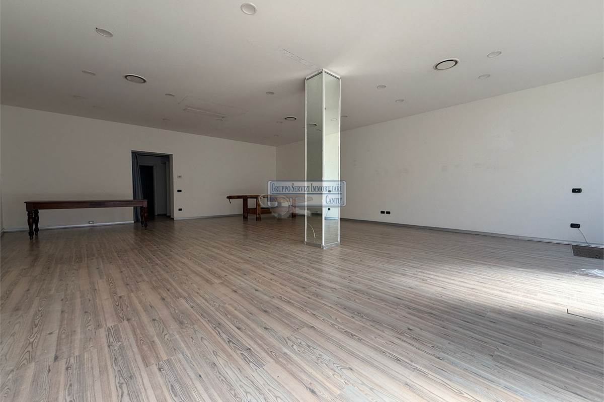 Libero fronte strada con vetrine