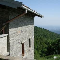 Baita arredata in vendita sul Monte Bisbino 