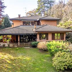 San Fermo - Elegante Appartamento in Villa con Giardino