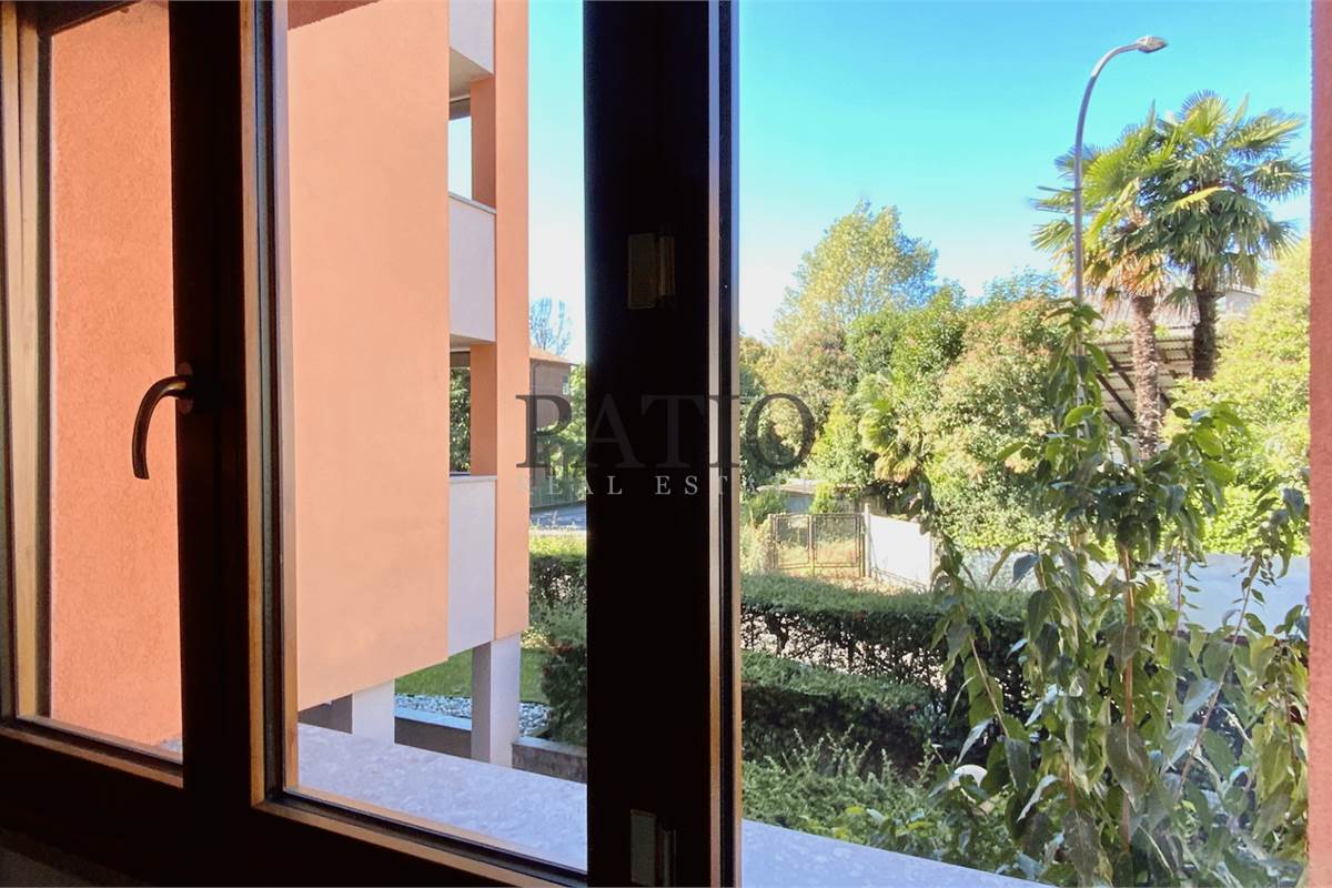 Como Breccia - Ampio Trilocale con Balconi e Box