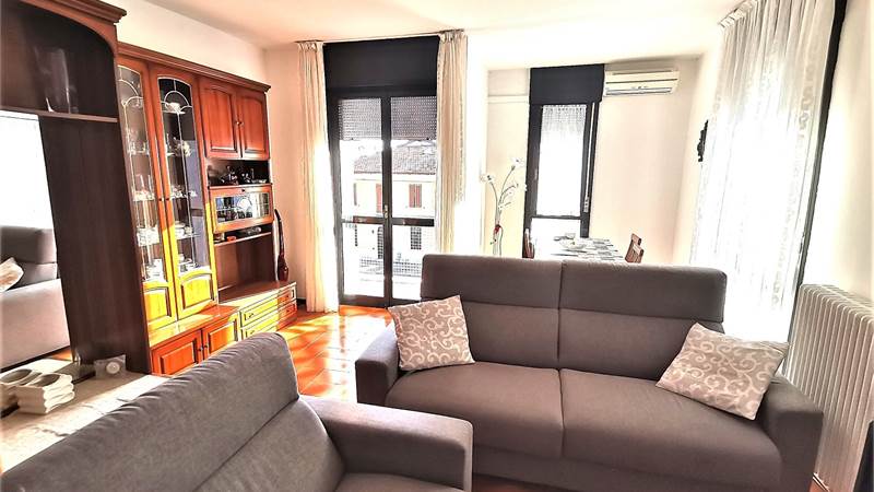 Trilocale con balcone 