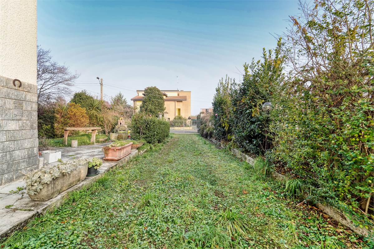 Villa singola con due ampi appartamenti 