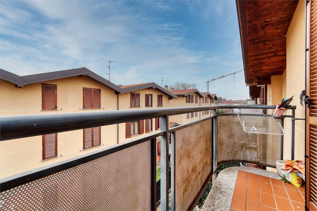Bella mansarda con travi a vista oltre box doppio