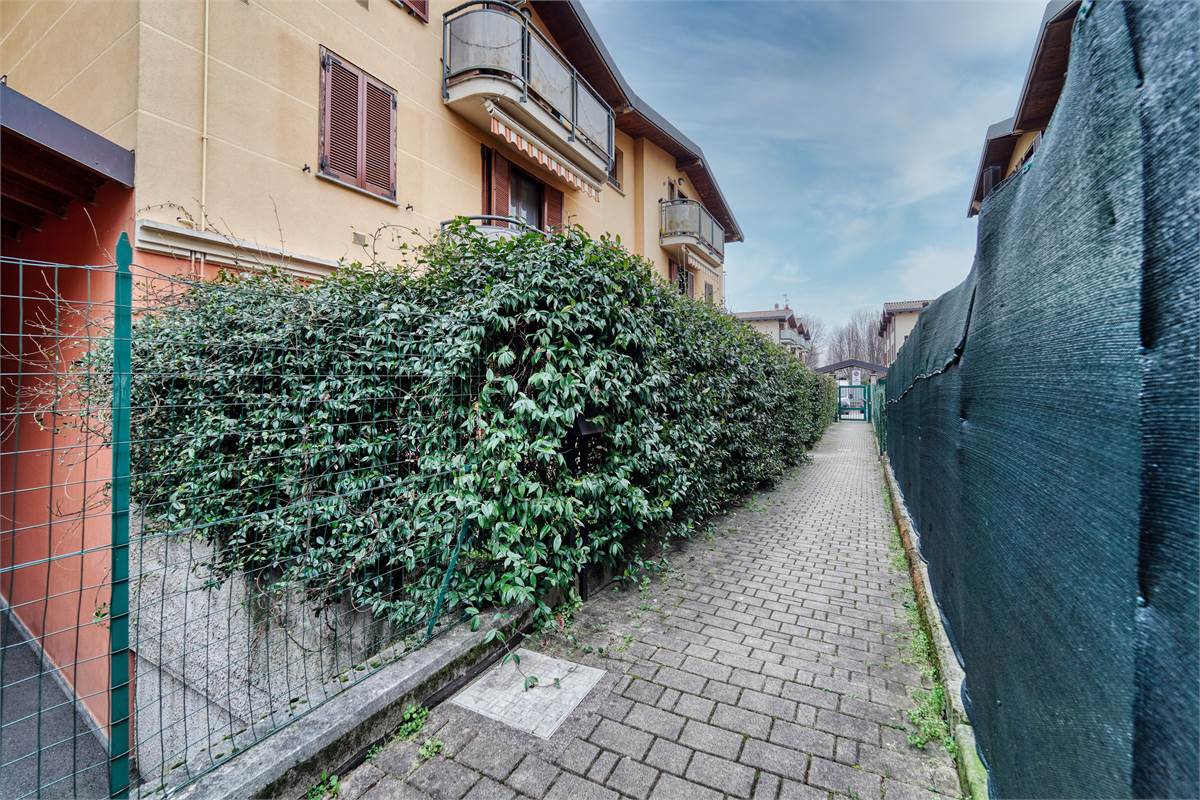 Bella mansarda con travi a vista oltre box doppio