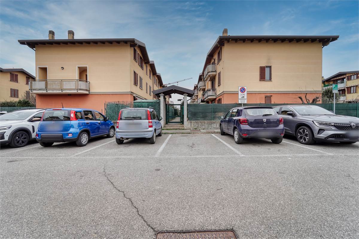 Bella mansarda con travi a vista oltre box doppio