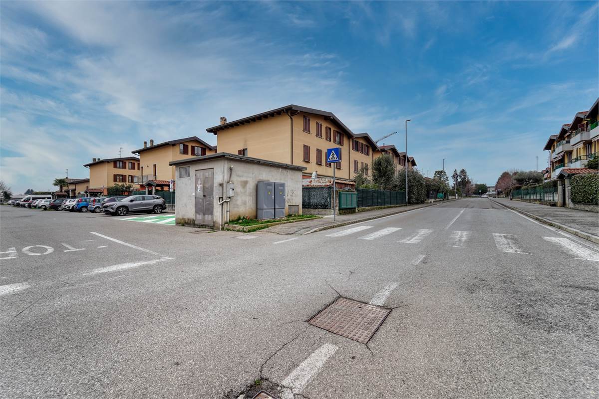 Bella mansarda con travi a vista oltre box doppio