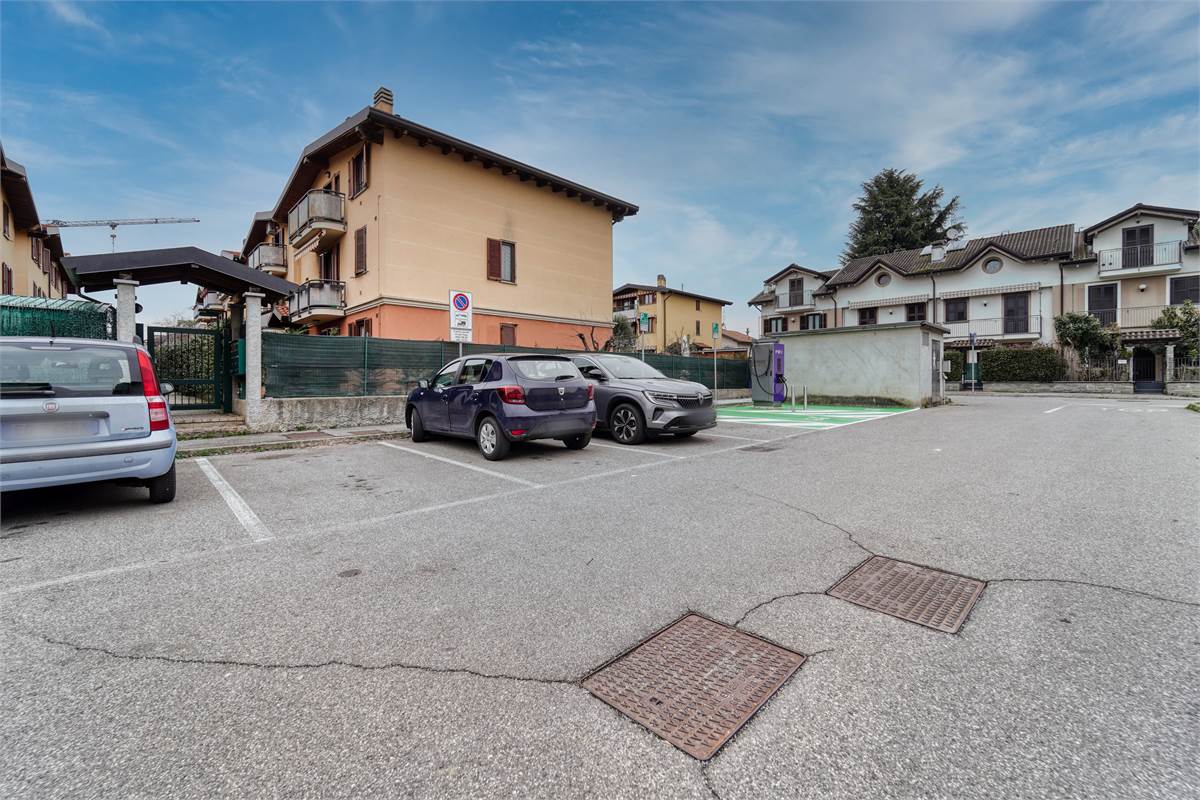 Bella mansarda con travi a vista oltre box doppio