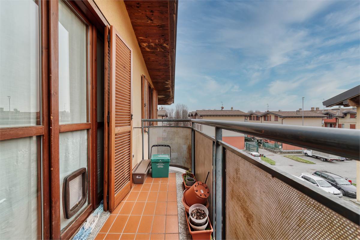 Bella mansarda con travi a vista oltre box doppio