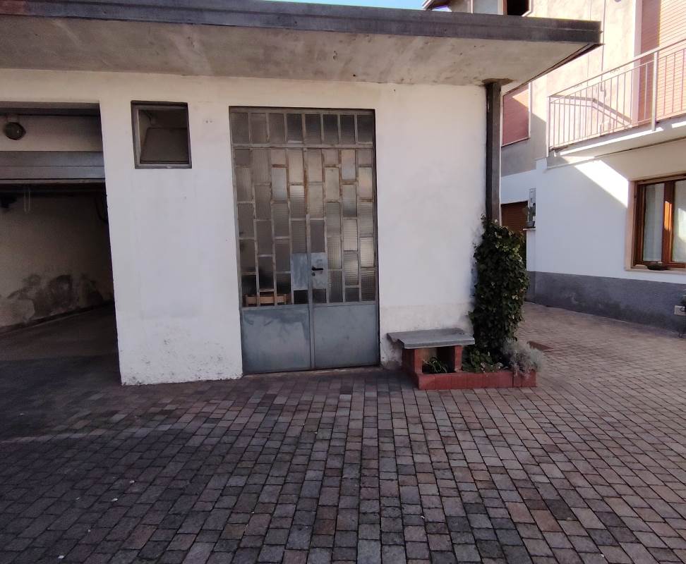 trilocale con balcone box e magazzino