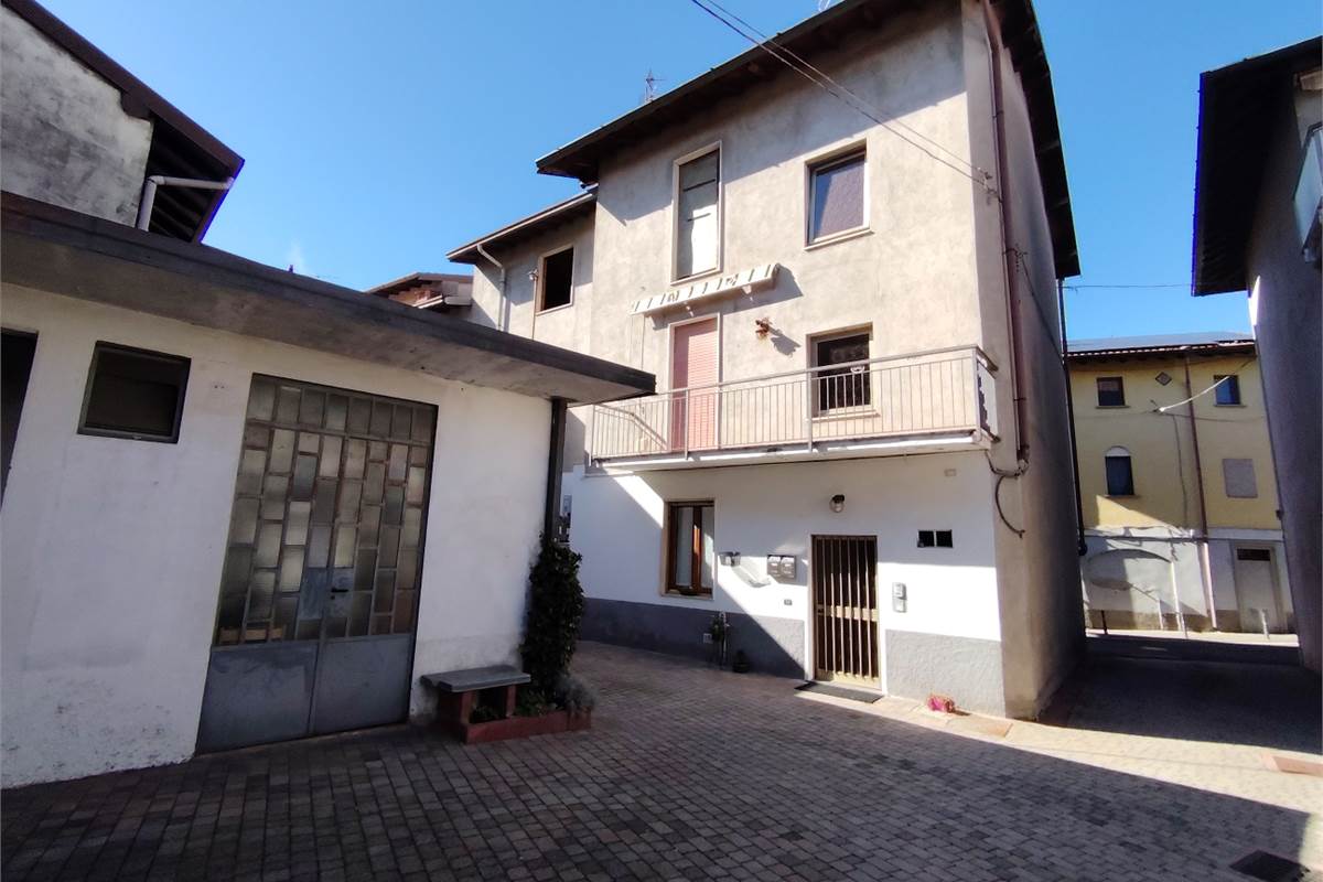 trilocale con balcone box e magazzino