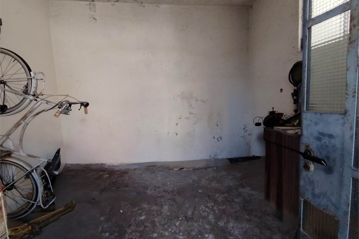 trilocale con balcone box e magazzino