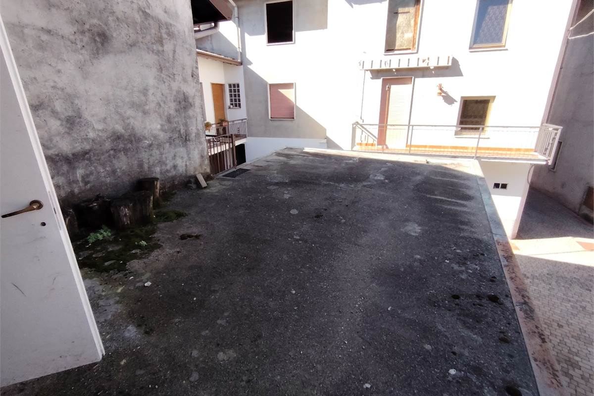 trilocale con balcone box e magazzino