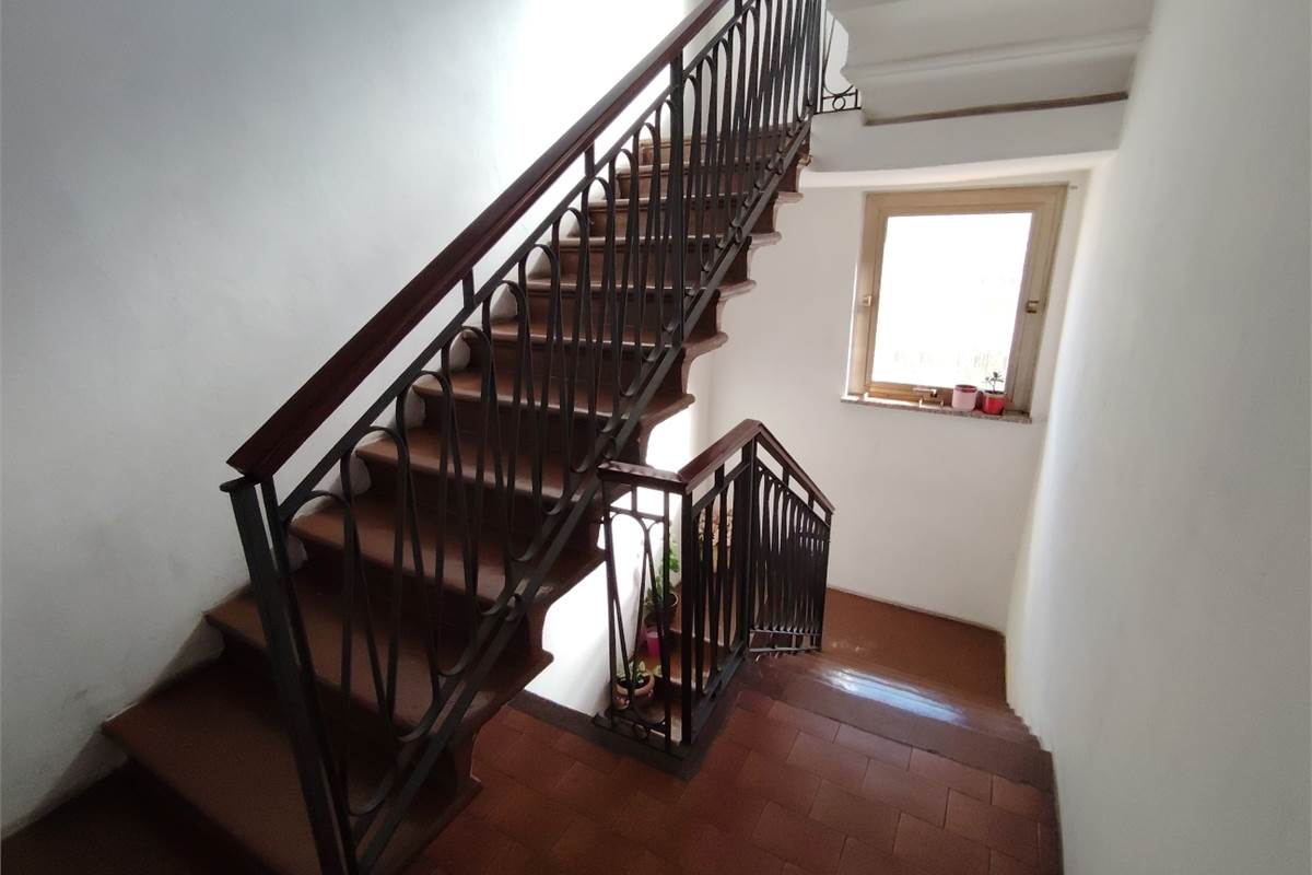 trilocale con balcone box e magazzino