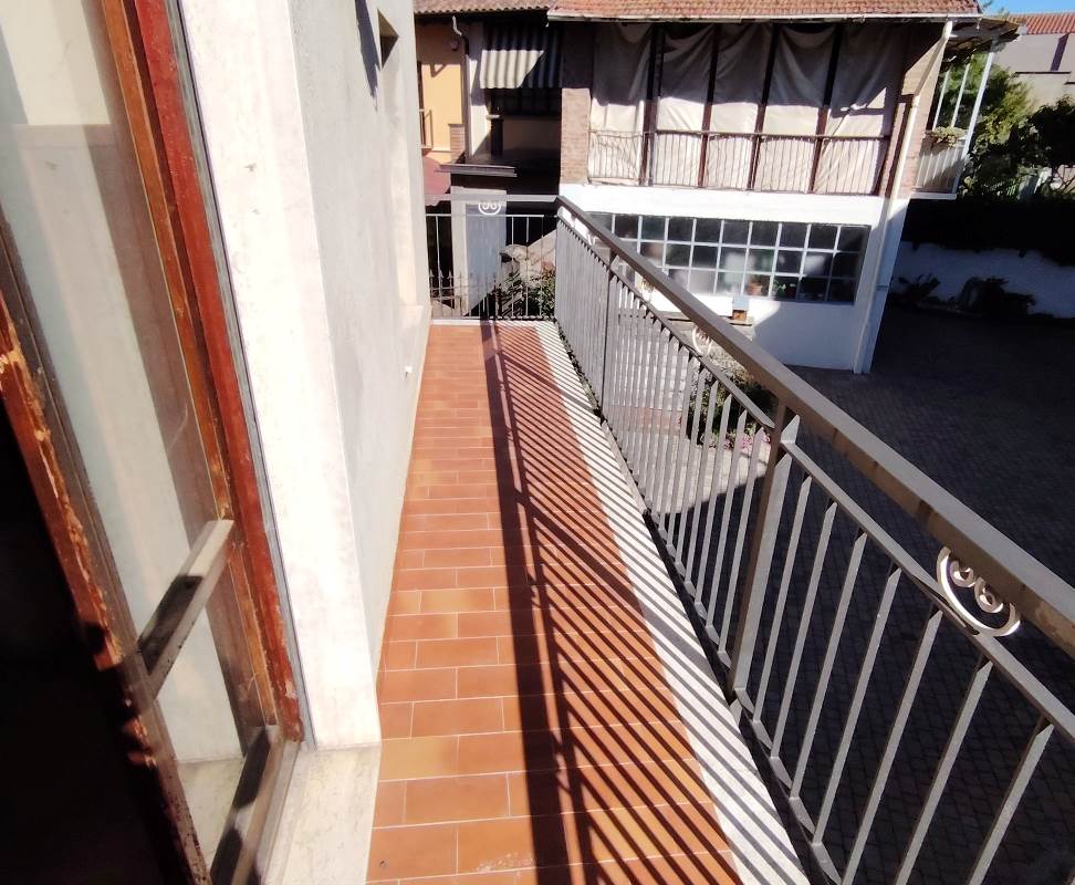 trilocale con balcone box e magazzino