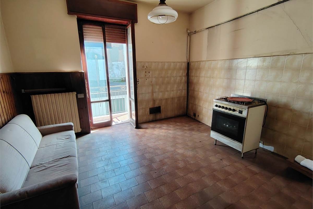 trilocale con balcone box e magazzino