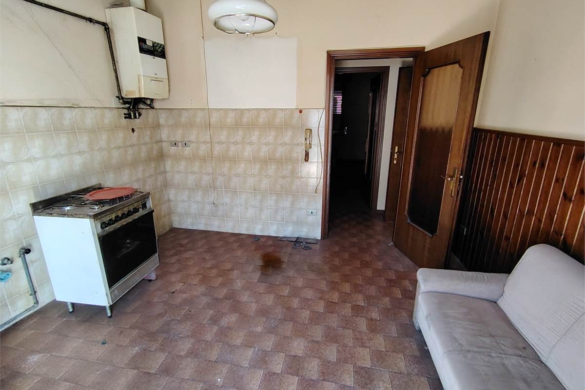 trilocale con balcone box e magazzino