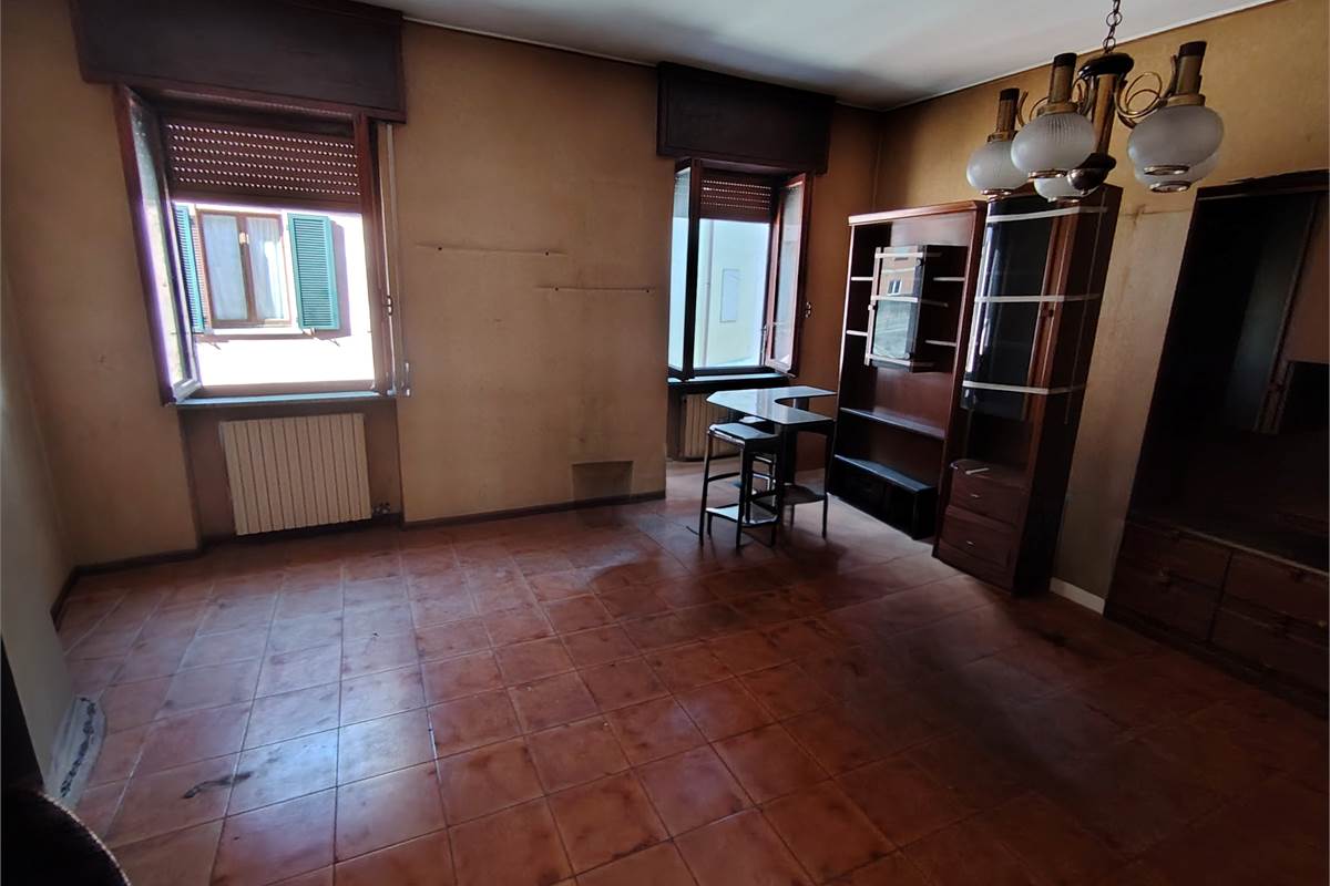 trilocale con balcone box e magazzino