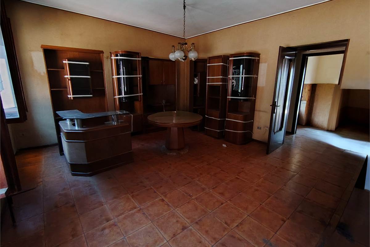 trilocale con balcone box e magazzino