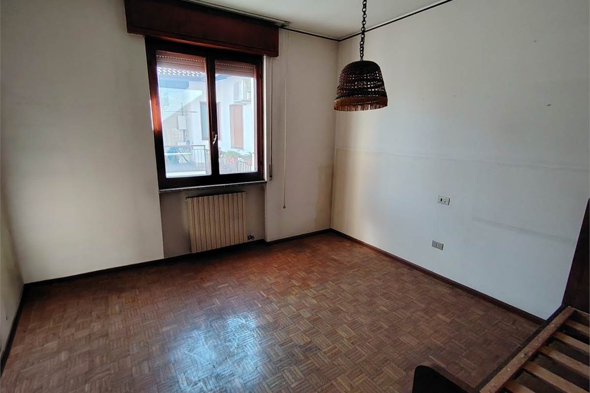 trilocale con balcone box e magazzino