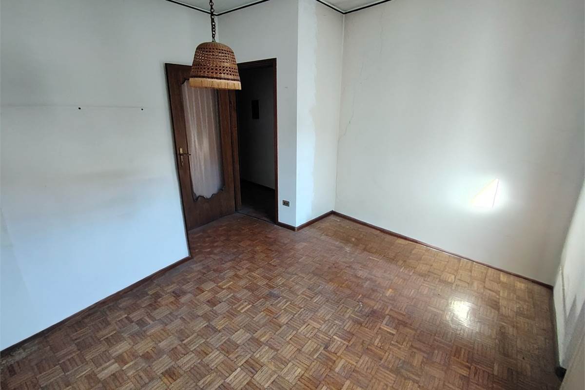 trilocale con balcone box e magazzino