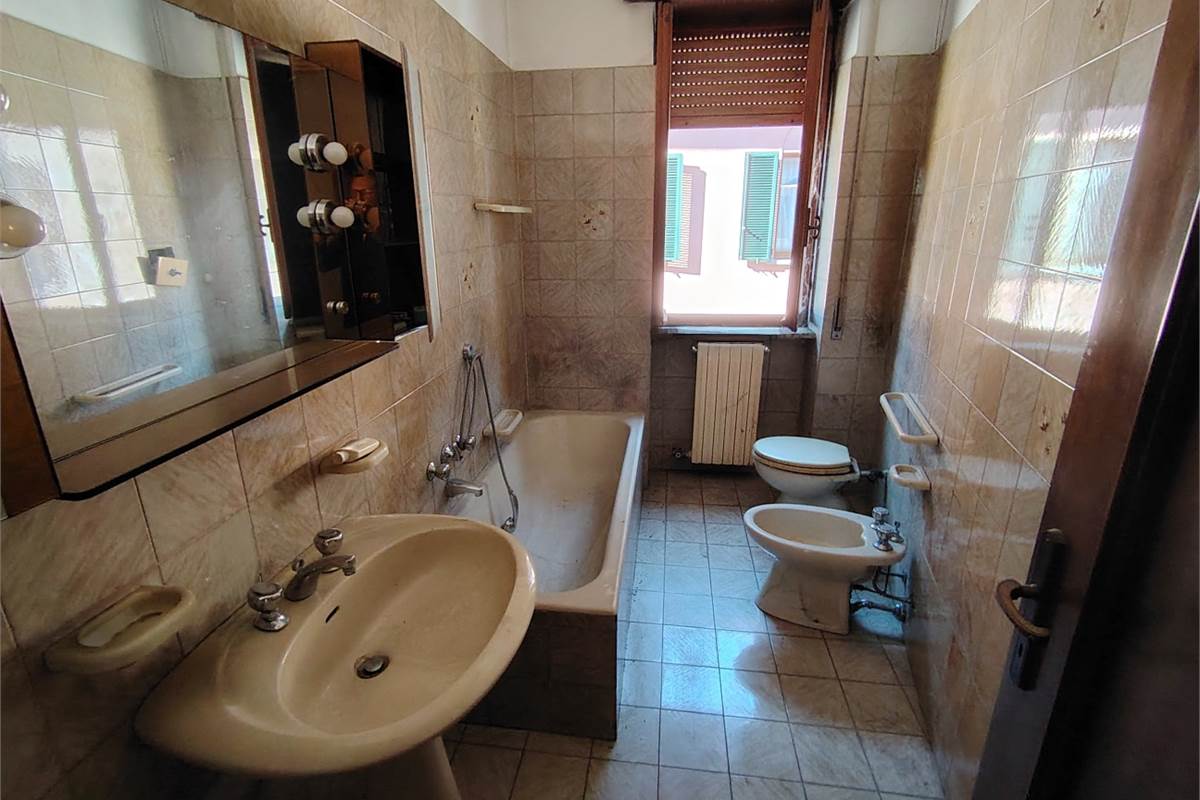 trilocale con balcone box e magazzino