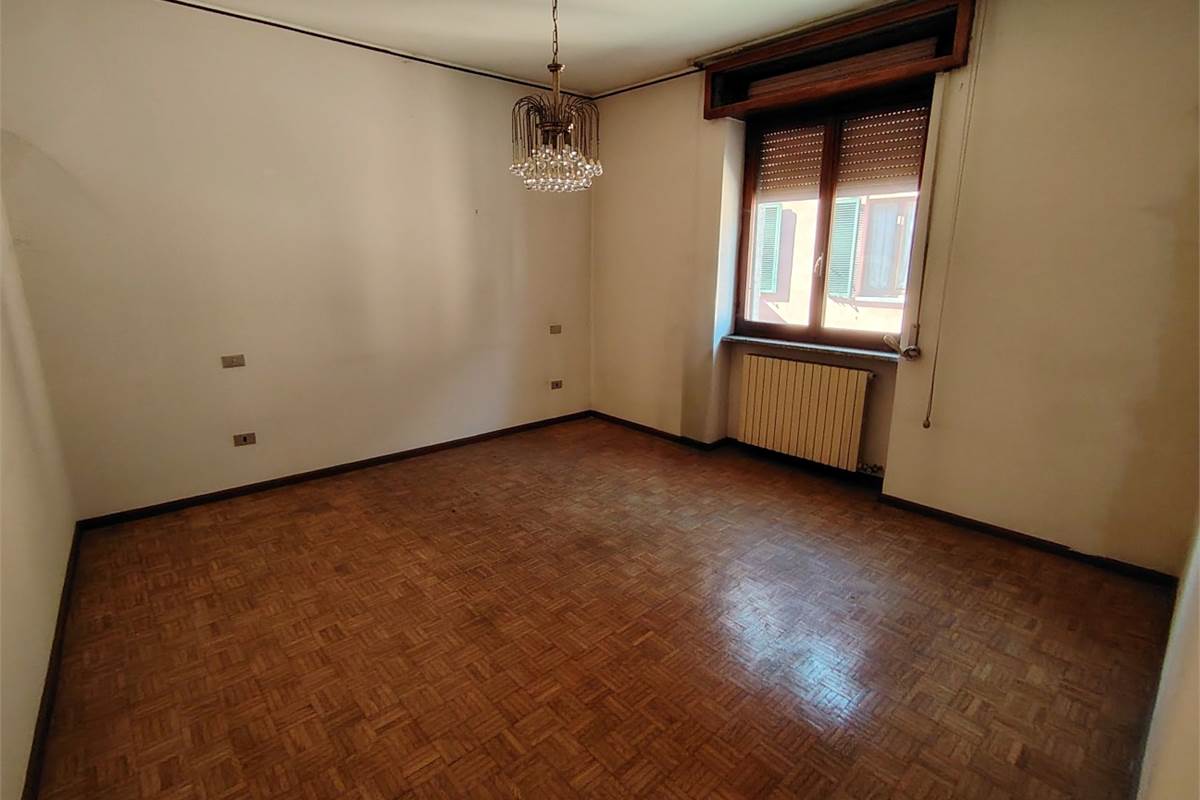 trilocale con balcone box e magazzino