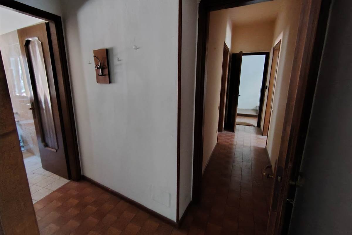 trilocale con balcone box e magazzino