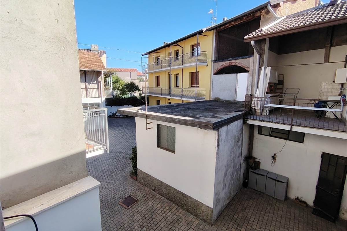 trilocale con balcone box e magazzino