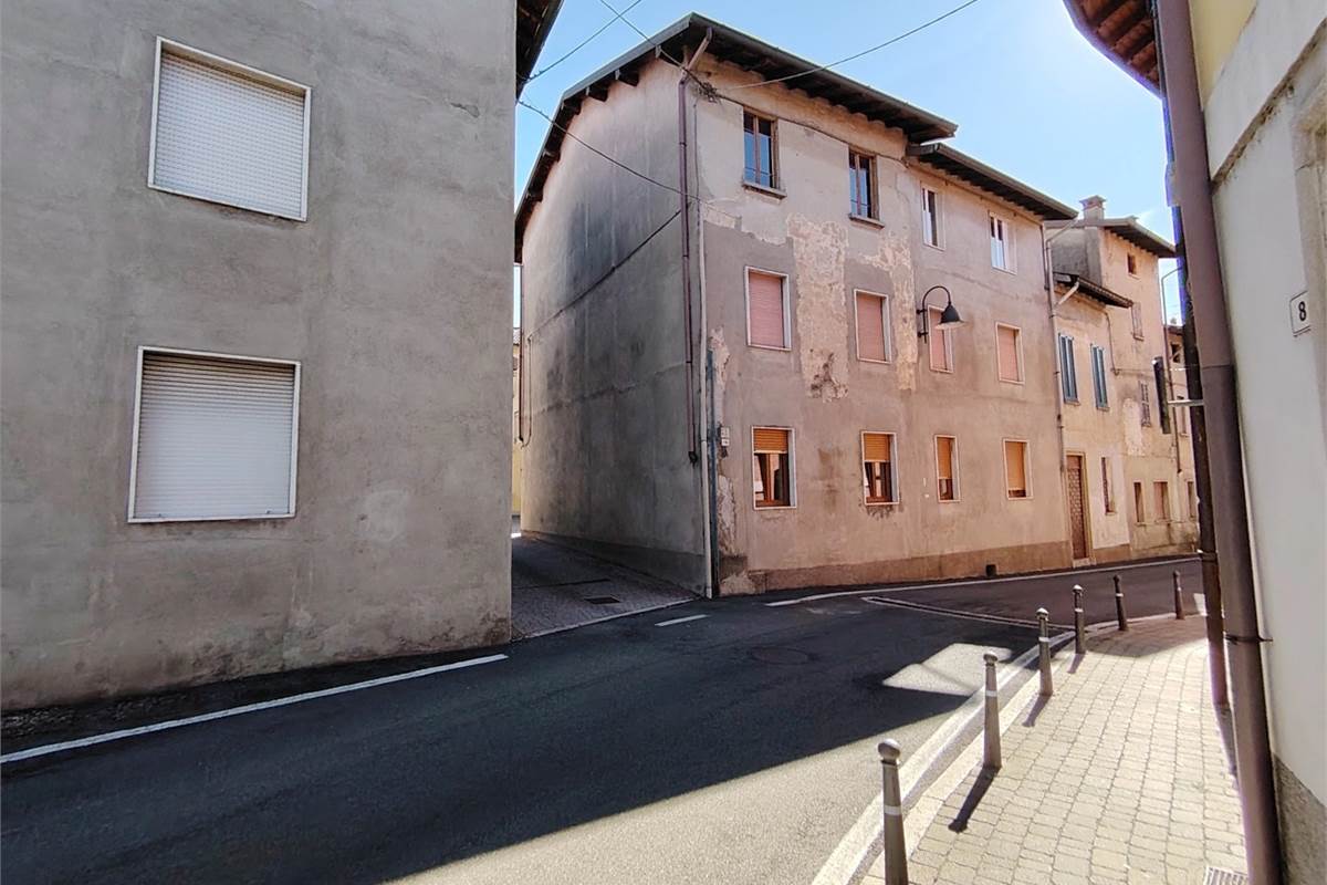 trilocale con balcone box e magazzino