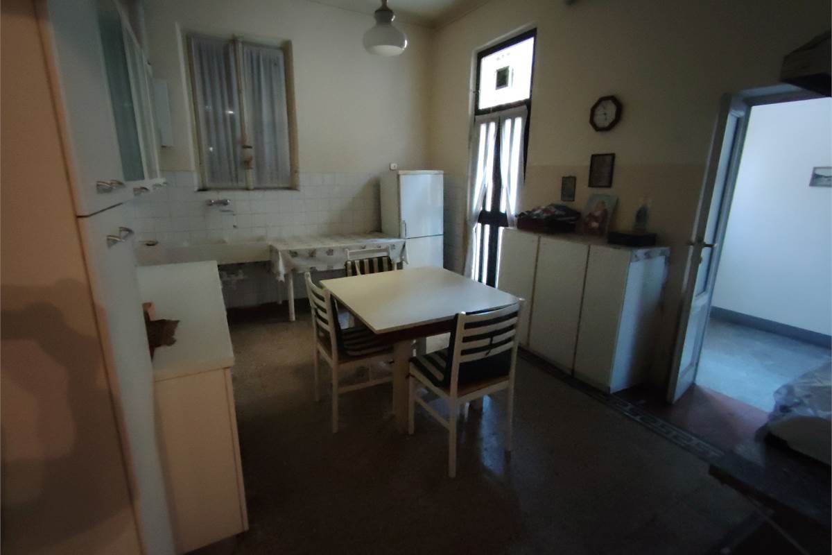 Intero compendio con chiostro interno