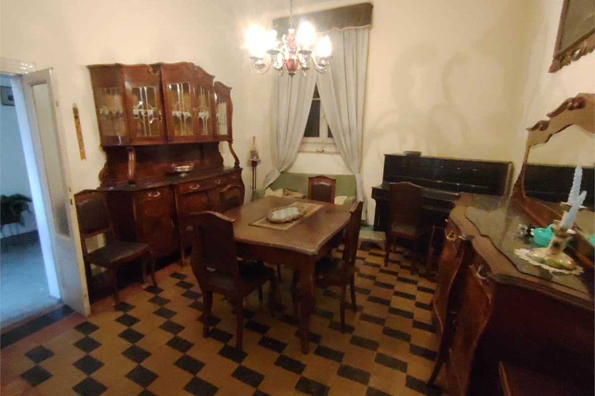 Intero compendio con chiostro interno