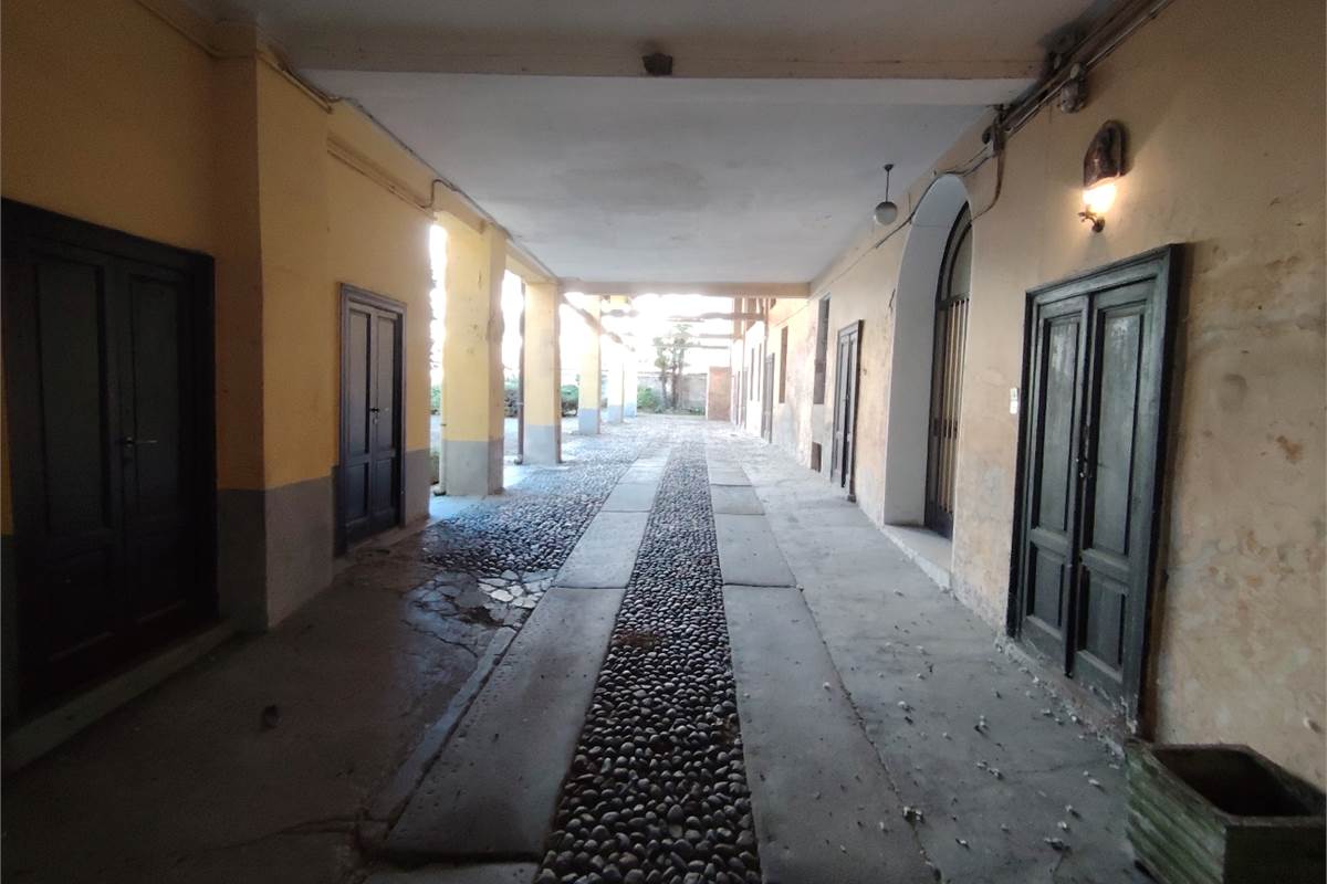 Intero compendio con chiostro interno