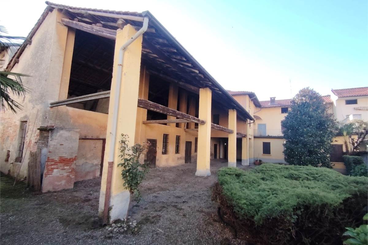 Intero compendio con chiostro interno