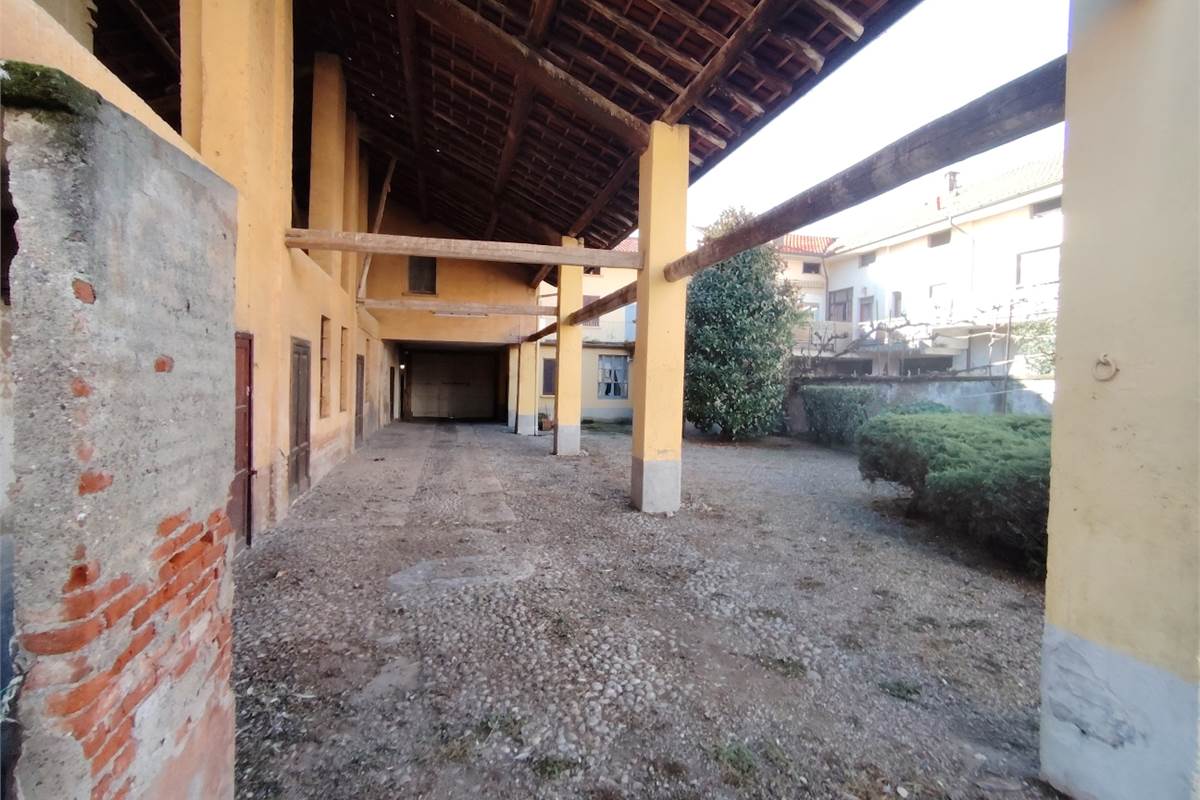 Intero compendio con chiostro interno