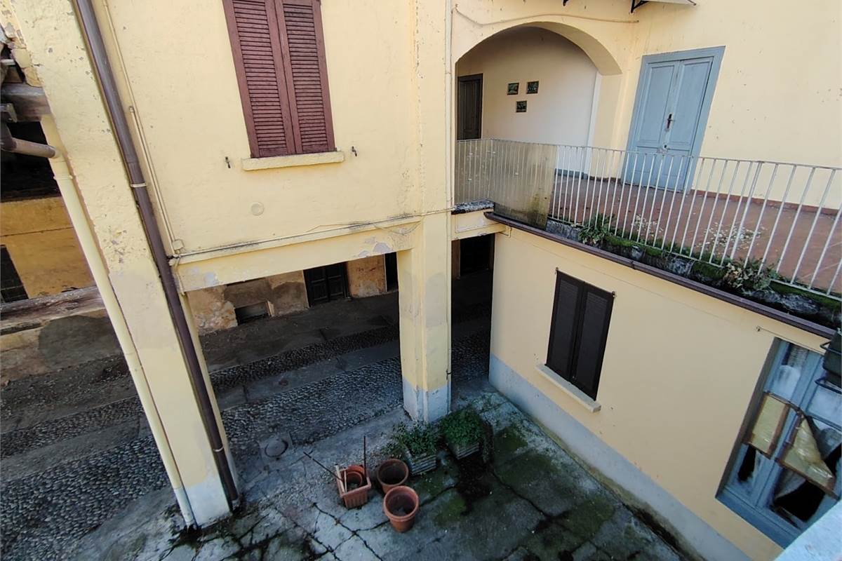 Intero compendio con chiostro interno