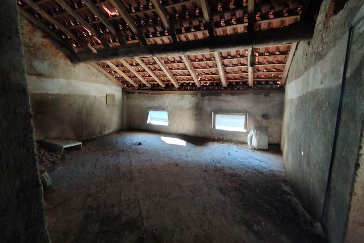 Intero compendio con chiostro interno