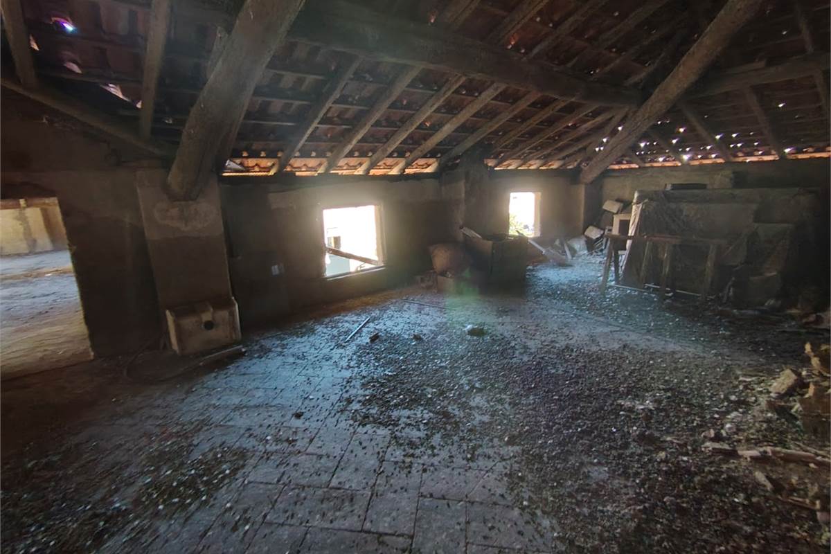 Intero compendio con chiostro interno