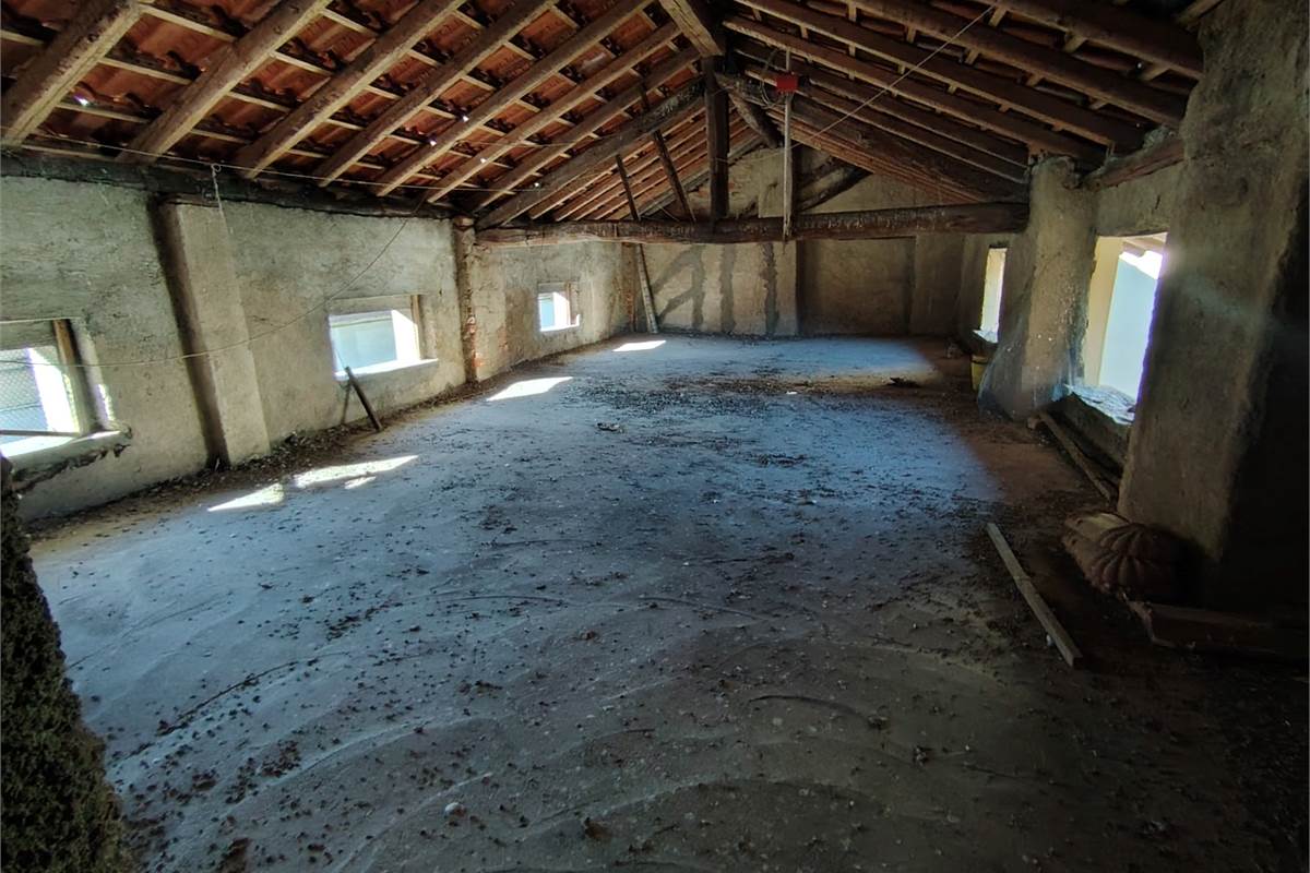 Intero compendio con chiostro interno