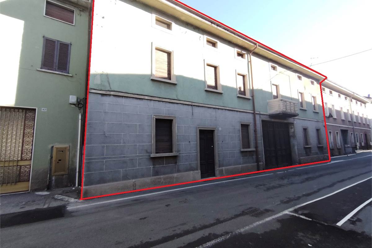 Intero compendio con chiostro interno